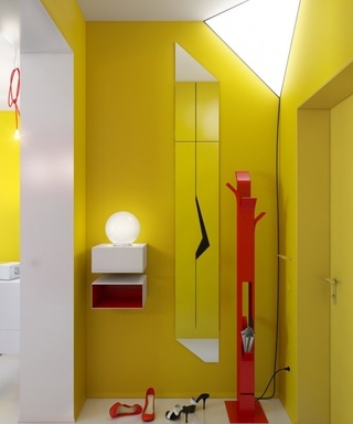 现代风进门玄关 鲜艳亮黄色背景墙设计