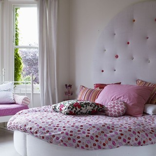 浪漫北欧风卧室 粉色软包背景墙设计