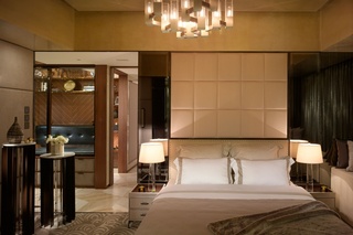 豪华现代港式卧室 软包背景墙设计