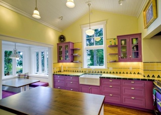 紫色与黄色搭配的厨房餐厅装修效果图