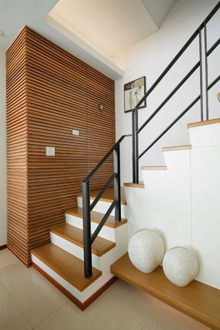 现代家装别墅 楼梯原木背景墙装饰图