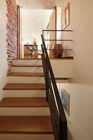 实木现代别墅楼梯踏步效果图