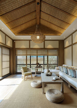 日式阁楼客厅 藤艺尖形吊顶设计