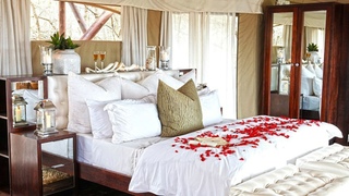 浪漫东南亚风情卧室床品设计