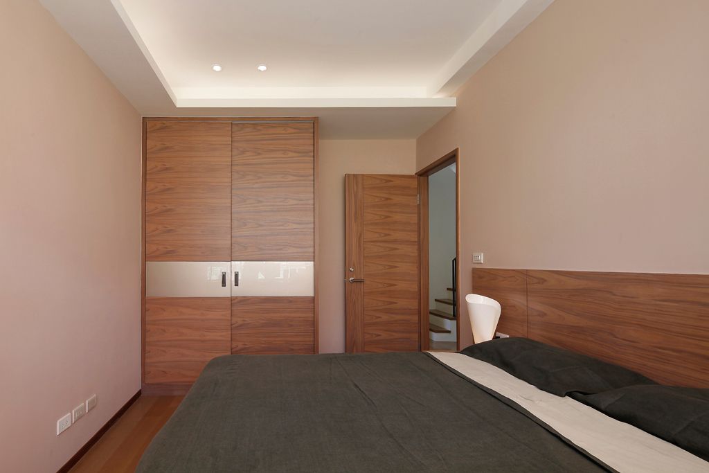 现代家装卧室实木衣柜设计