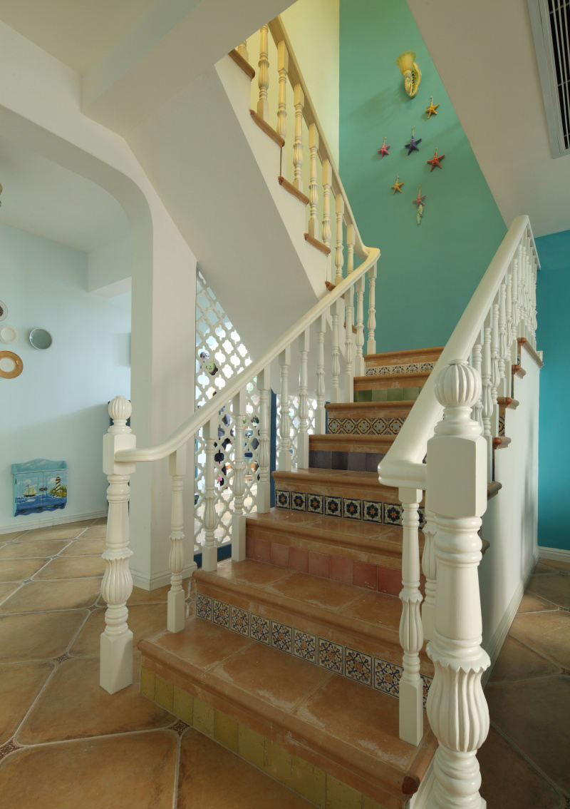地中海风格 别墅楼梯背景墙装饰图