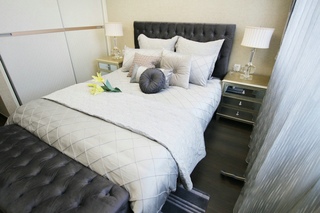 深灰色系简欧风卧室床品设计