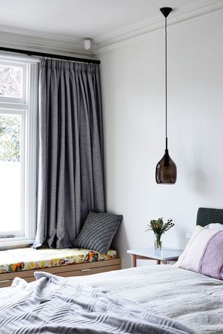 现代简约卧室灰色窗帘装饰图