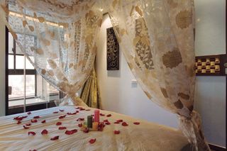 浪漫风情现代卧室床幔装饰图