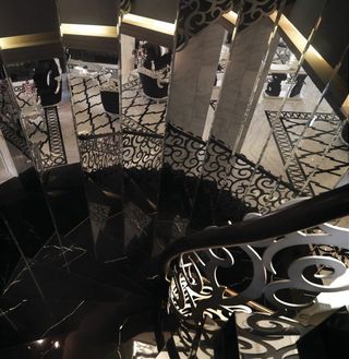 黑色新古典欧式风格 别墅旋转楼梯设计