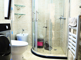 现代简约风卫生间 玻璃淋浴房设计