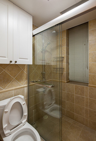美式卫生间 玻璃淋浴房隔断效果图
