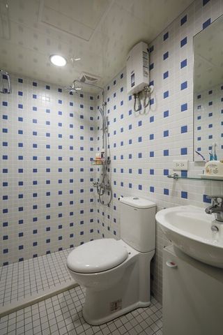 宜家卫生间蓝白墙砖装饰