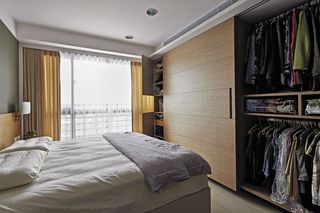 休闲现代风卧室原木衣柜设计