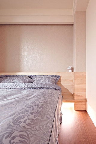 简约日式卧室实木床头设计
