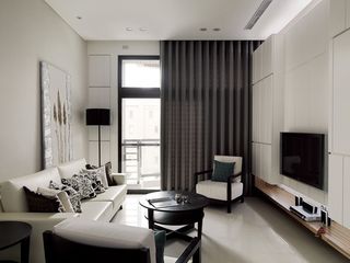 现代简约客厅 深灰色窗帘装饰图