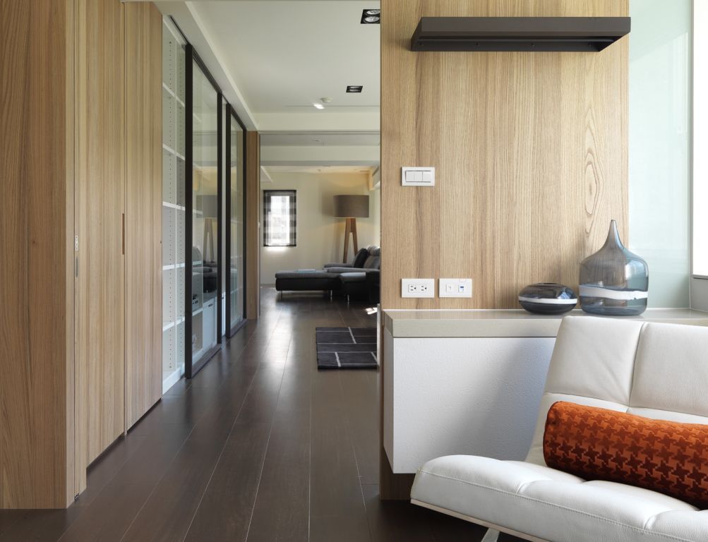 休闲美式客厅 自然原木隔断设计