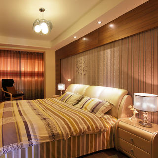 美式咖色系卧室 实木背景墙设计