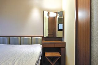 咖色系日式卧室 实木梳妆台效果图