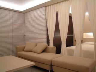 现代小复式 卧室客厅窗帘隔断装饰图