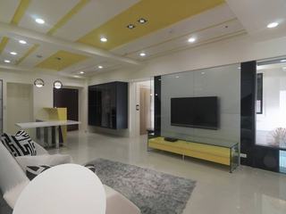 现代风格黄色点缀二居客厅吊灯设计图片