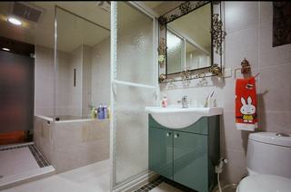 现代卫生间 玻璃移门隔断装饰图