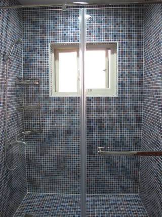 现代风蓝色马赛克淋浴房装潢设计