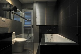 黑色现代风浴室隔断设计