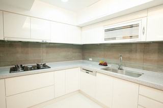 简洁现代家居厨房 白色橱柜装饰图
