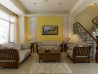 美式乡村风格 复式客厅黄色背景墙装饰图