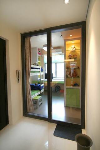 现代家装儿童房 玻璃门隔断设计