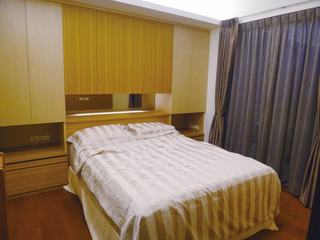 温馨暖调简约日式卧室实木背景墙设计