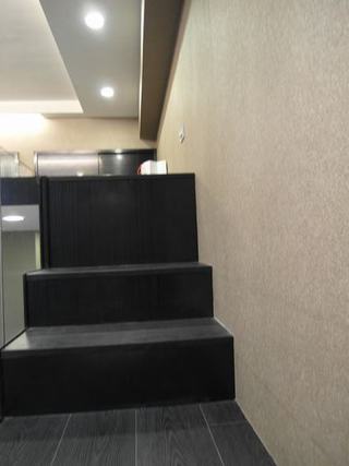 现代复式黑色楼梯装潢图