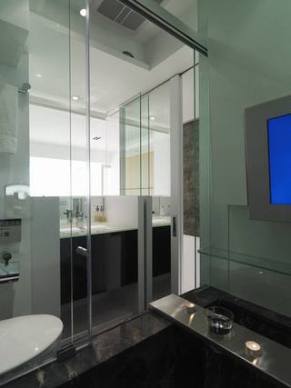 简约复式卫生间玻璃隔断设计