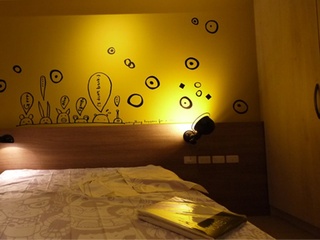 简约混搭卧室床头手绘墙设计