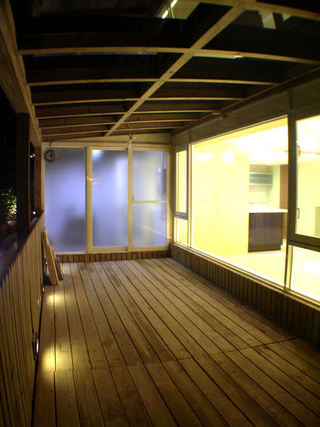 自然现代风桑拿板阳台设计