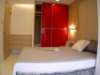 时尚现代 卧室烤漆红色衣柜门装饰图