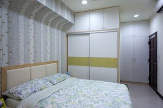 简洁日式卧室整体衣柜设计