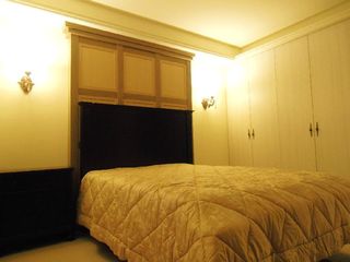 简约现代家装卧室高背床设计