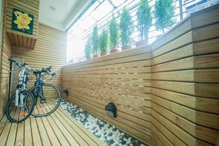 公寓阳台简约自然实木装潢图