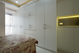 时尚现代卧室白色衣柜设计