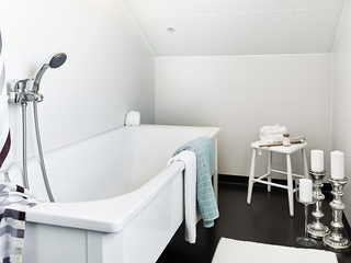 极简北欧风卫生间浴缸设计