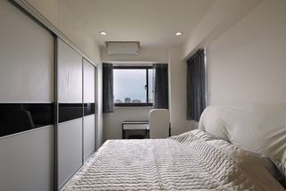 现代简约装修卧室小窗户设计