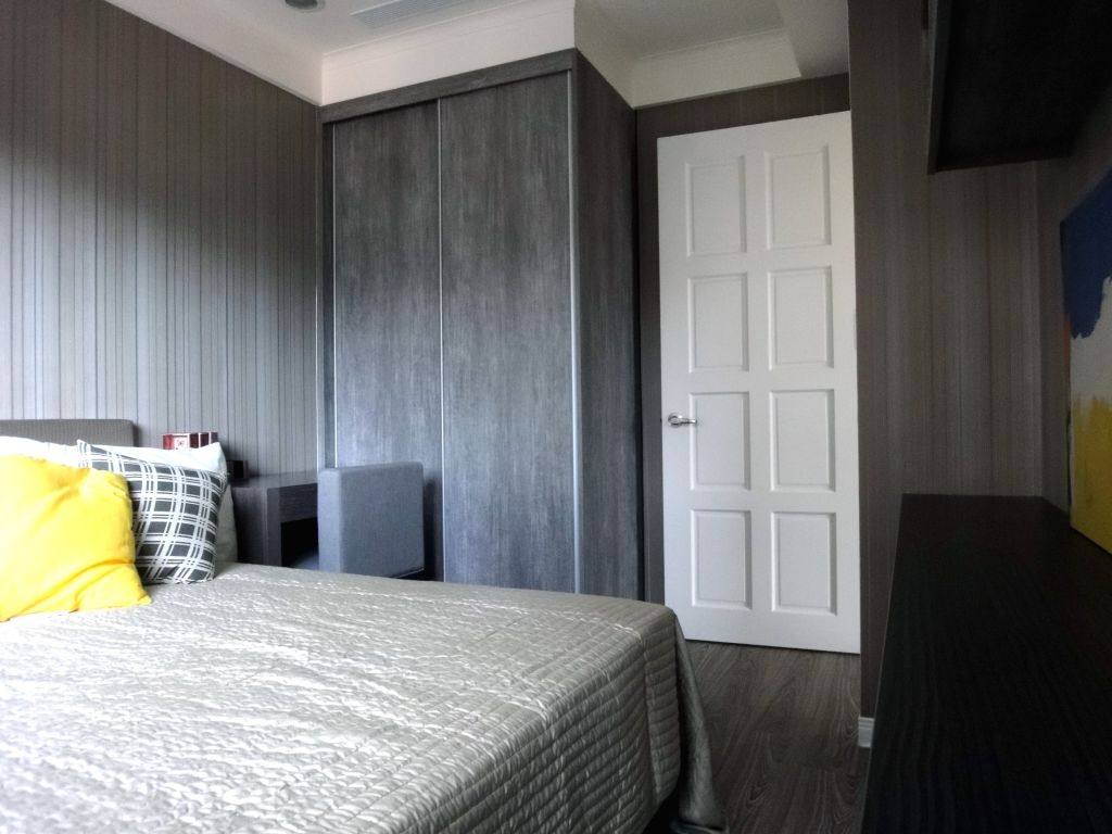 家居卧室现代风格白色门装饰效果图