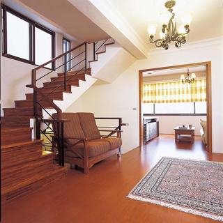 现代实木复式楼梯装饰图