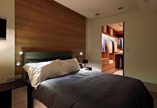 休闲美式卧室实木背景墙设计