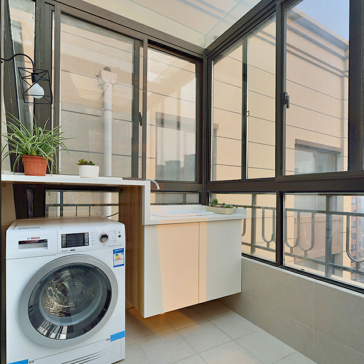 通透时尚现代玻璃洗衣房阳台设计
