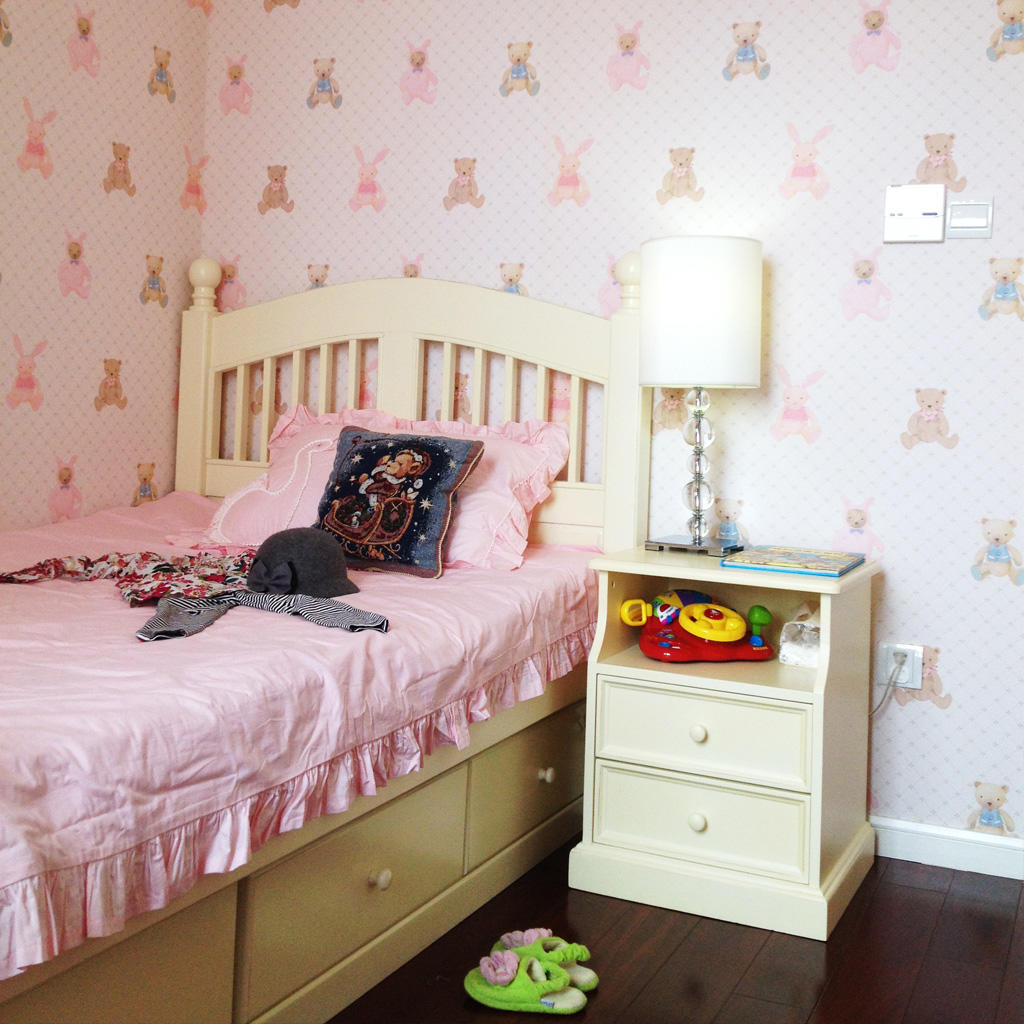 甜美粉色美式儿童房墙纸设计