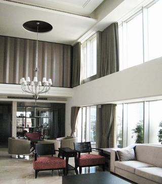 现代都市别墅挑高客厅窗户设计