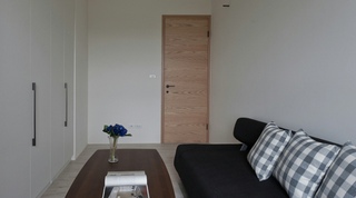 自然风日式小客厅原木门设计